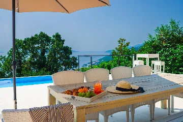 Spacious 5-Bedroom Villa with Pool in Matulji