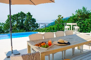 Spacious 5-Bedroom Villa with Pool in Matulji