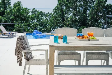 Spacious 5-Bedroom Villa with Pool in Matulji