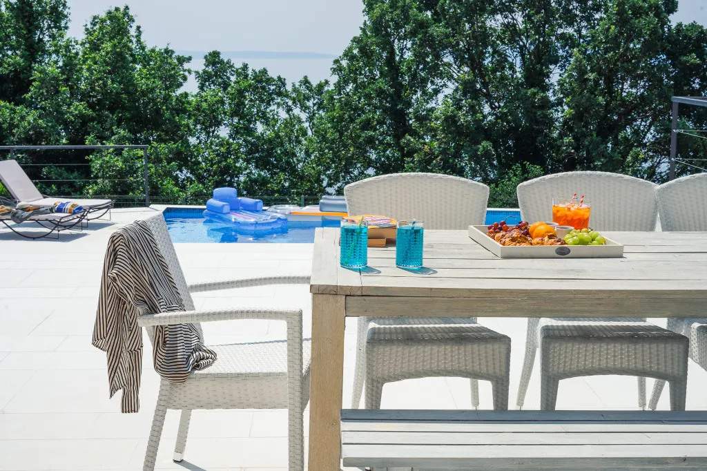 Spacious 5-Bedroom Villa with Pool in Matulji
