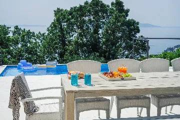 Spacious 5-Bedroom Villa with Pool in Matulji