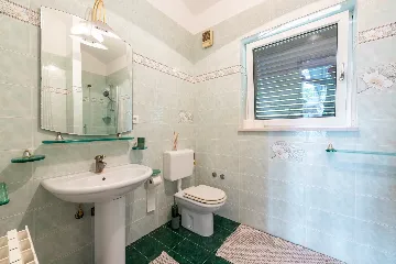 Spacious 5-Bedroom Villa with Pool in Matulji