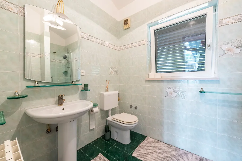 Spacious 5-Bedroom Villa with Pool in Matulji