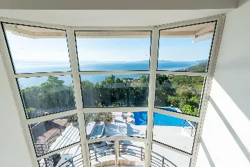 Spacious 5-Bedroom Villa with Pool in Matulji