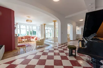 Spacious 5-Bedroom Villa with Pool in Matulji