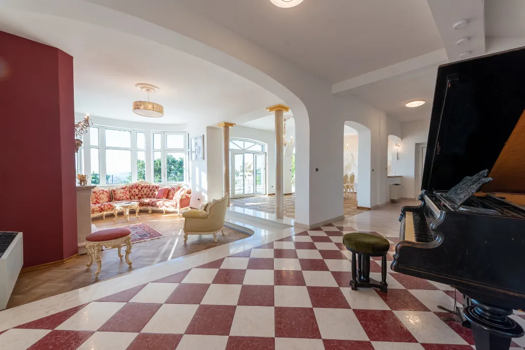 Spacious 5-Bedroom Villa with Pool in Matulji