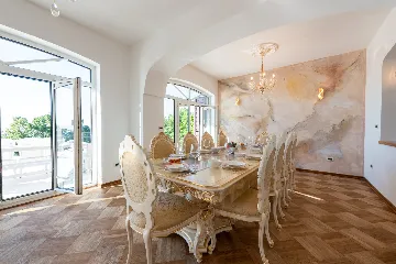 Spacious 5-Bedroom Villa with Pool in Matulji