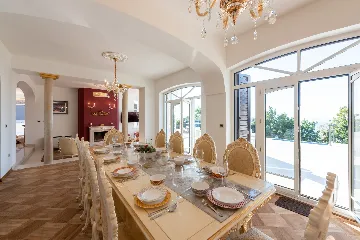 Spacious 5-Bedroom Villa with Pool in Matulji