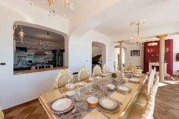 Spacious 5-Bedroom Villa with Pool in Matulji