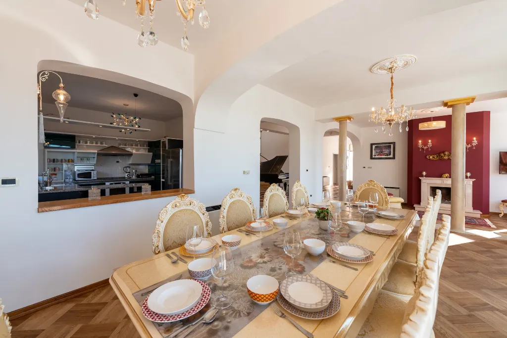 Spacious 5-Bedroom Villa with Pool in Matulji
