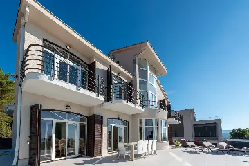 Spacious 5-Bedroom Villa with Pool in Matulji