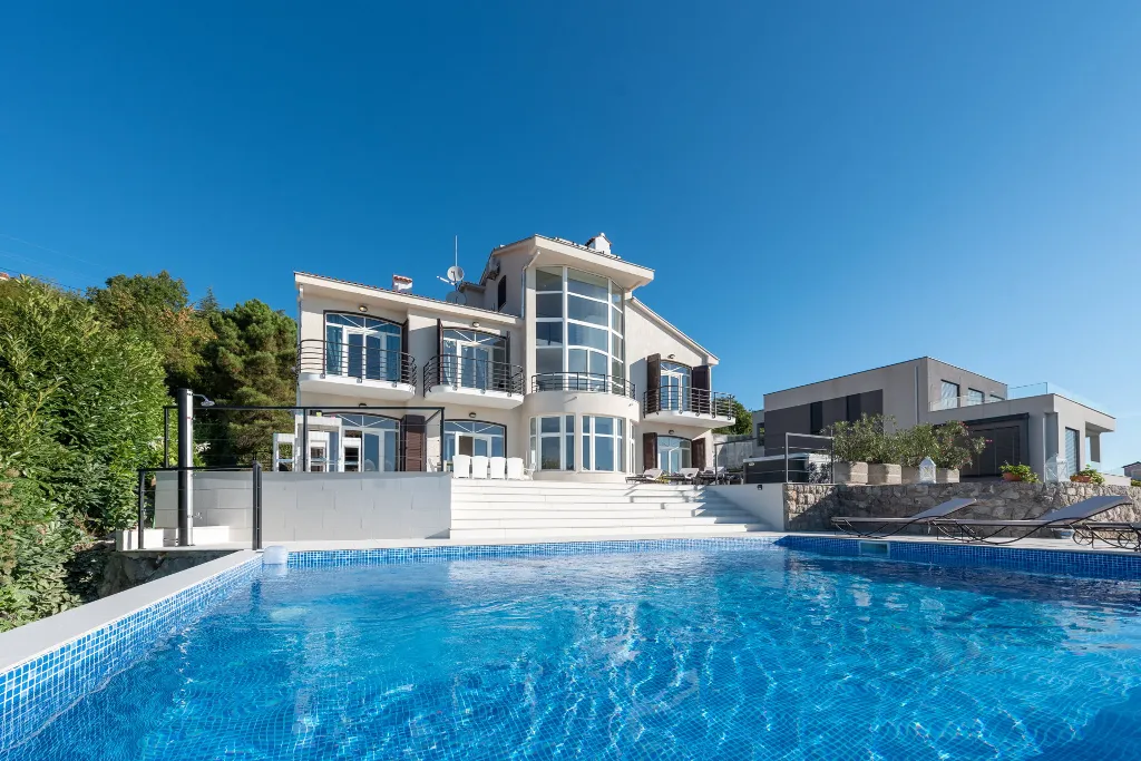 Spacious 5-Bedroom Villa with Pool in Matulji