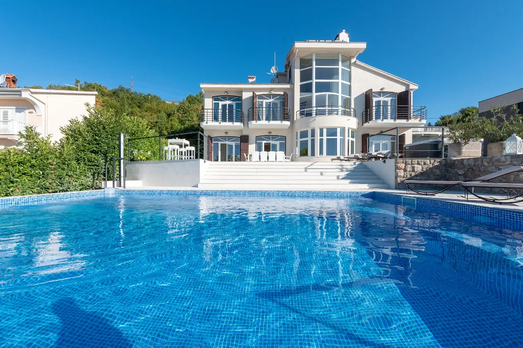 Spacious 5-Bedroom Villa with Pool in Matulji
