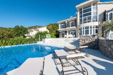 Spacious 5-Bedroom Villa with Pool in Matulji