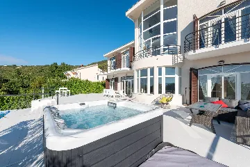 Spacious 5-Bedroom Villa with Pool in Matulji