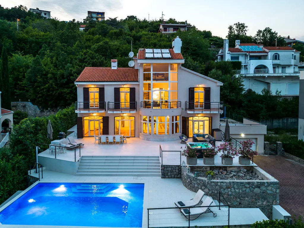 Spacious 5-Bedroom Villa with Pool in Matulji
