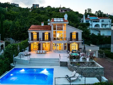 Spacious 5-Bedroom Villa with Pool in Matulji