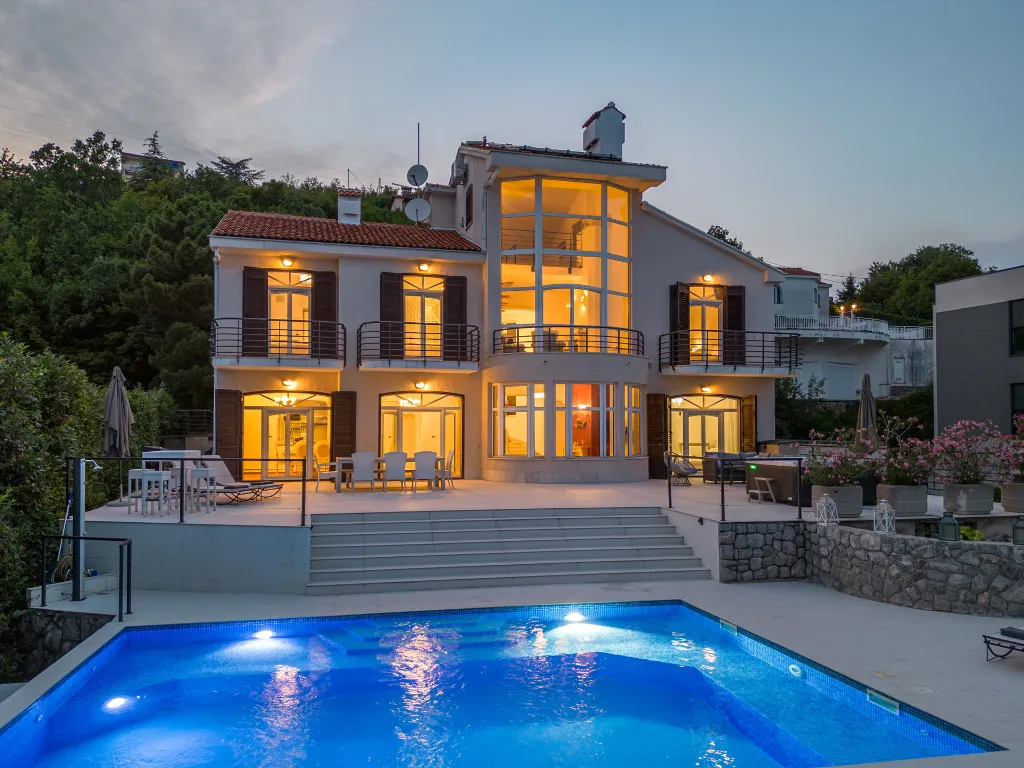 Spacious 5-Bedroom Villa with Pool in Matulji