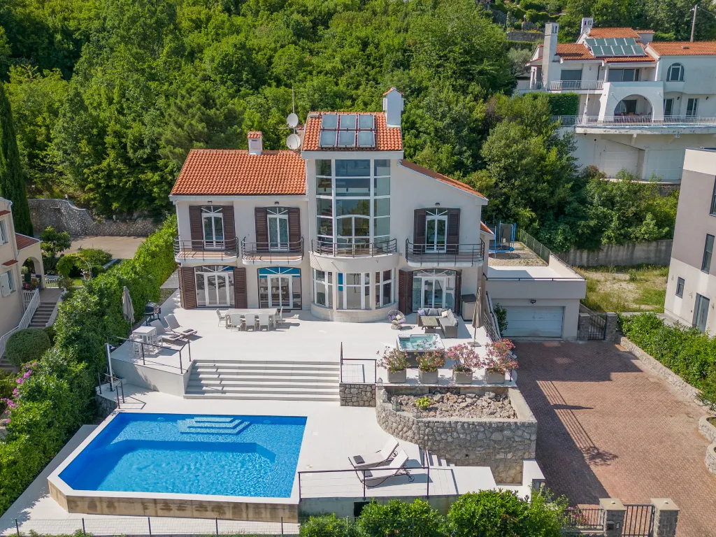Spacious 5-Bedroom Villa with Pool in Matulji