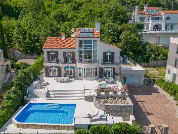 Spacious 5-Bedroom Villa with Pool in Matulji