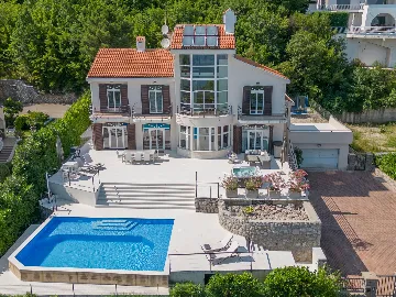 Spacious 5-Bedroom Villa with Pool in Matulji