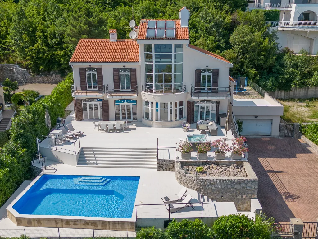 Spacious 5-Bedroom Villa with Pool in Matulji