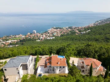 Spacious 5-Bedroom Villa with Pool in Matulji