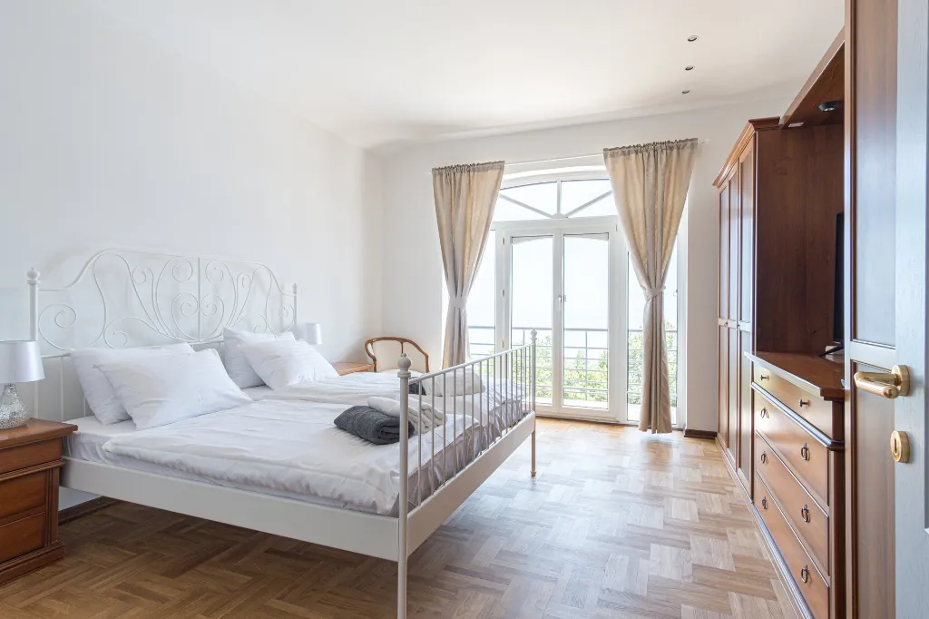 Spacious 5-Bedroom Villa with Pool in Matulji