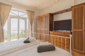 Spacious 5-Bedroom Villa with Pool in Matulji