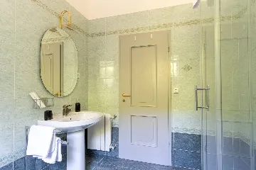 Spacious 5-Bedroom Villa with Pool in Matulji