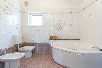 Spacious 5-Bedroom Villa with Pool in Matulji