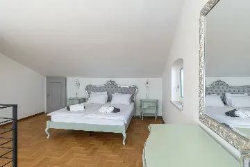 Spacious 5-Bedroom Villa with Pool in Matulji