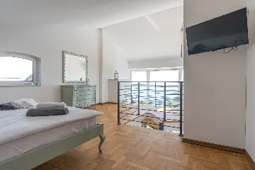 Spacious 5-Bedroom Villa with Pool in Matulji