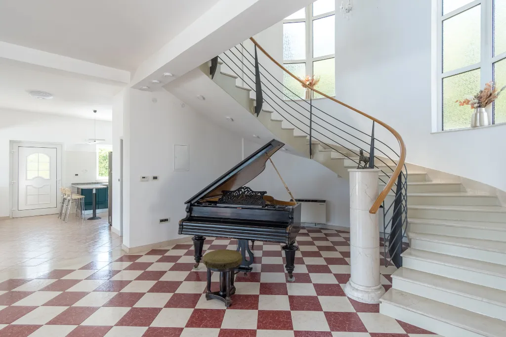 Spacious 5-Bedroom Villa with Pool in Matulji