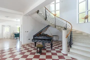 Spacious 5-Bedroom Villa with Pool in Matulji