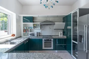 Spacious 5-Bedroom Villa with Pool in Matulji