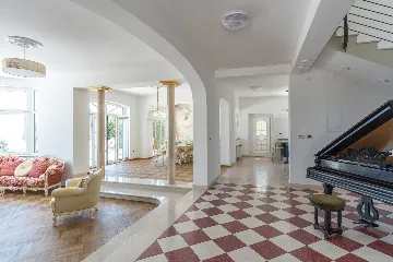 Spacious 5-Bedroom Villa with Pool in Matulji