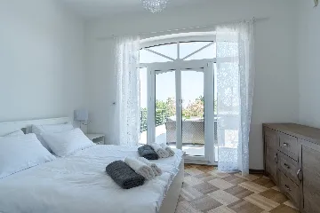 Spacious 5-Bedroom Villa with Pool in Matulji