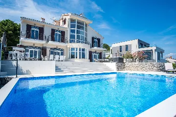 Spacious 5-Bedroom Villa with Pool in Matulji