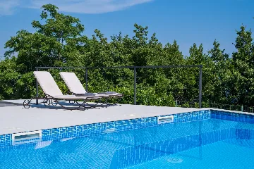 Spacious 5-Bedroom Villa with Pool in Matulji