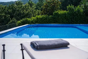 Spacious 5-Bedroom Villa with Pool in Matulji