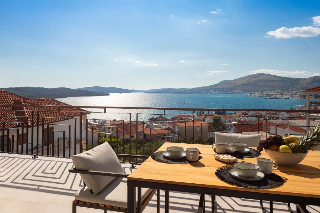 Contemporary Villa with Pool in Okrug Gornji