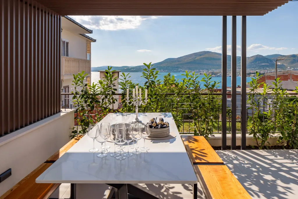Contemporary Villa with Pool in Okrug Gornji