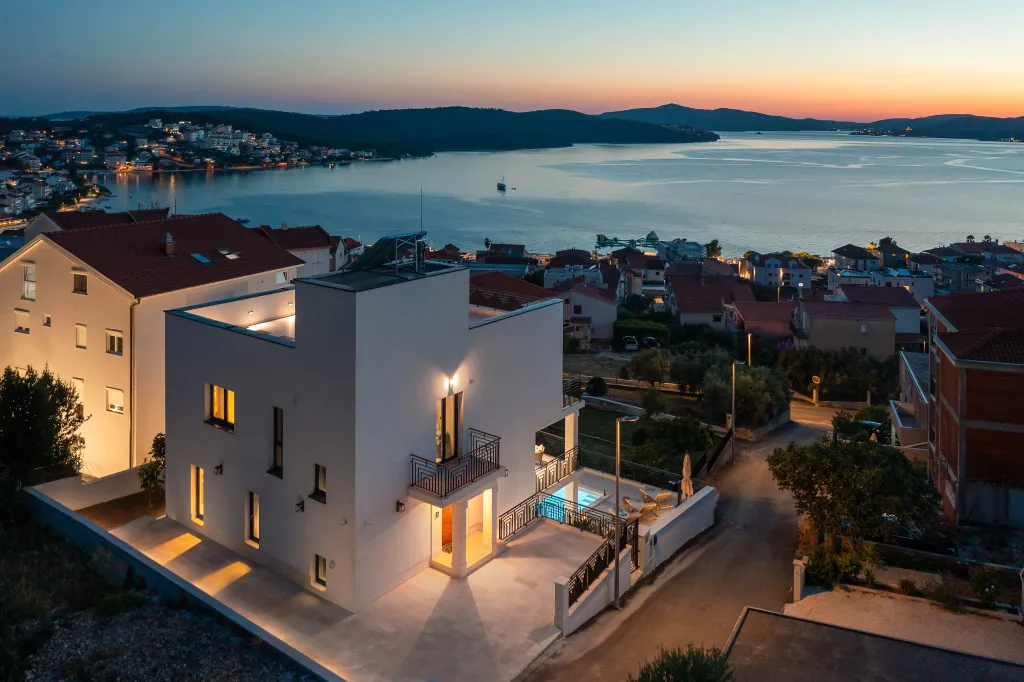 Contemporary Villa with Pool in Okrug Gornji