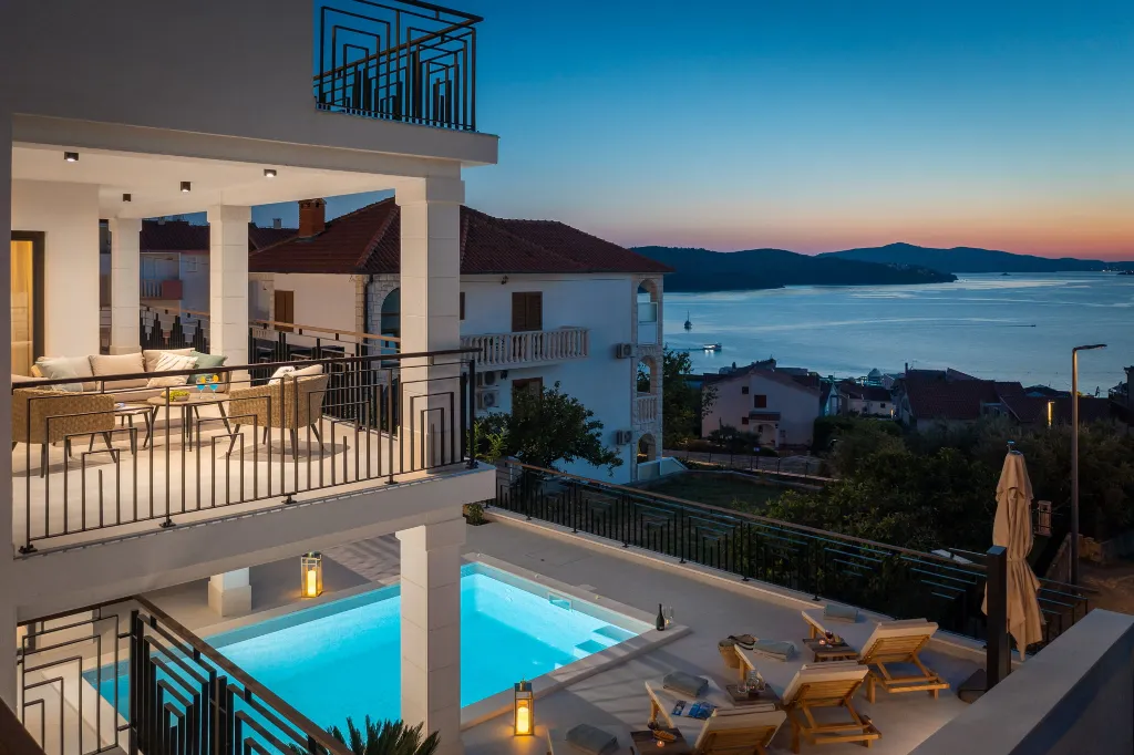 Contemporary Villa with Pool in Okrug Gornji