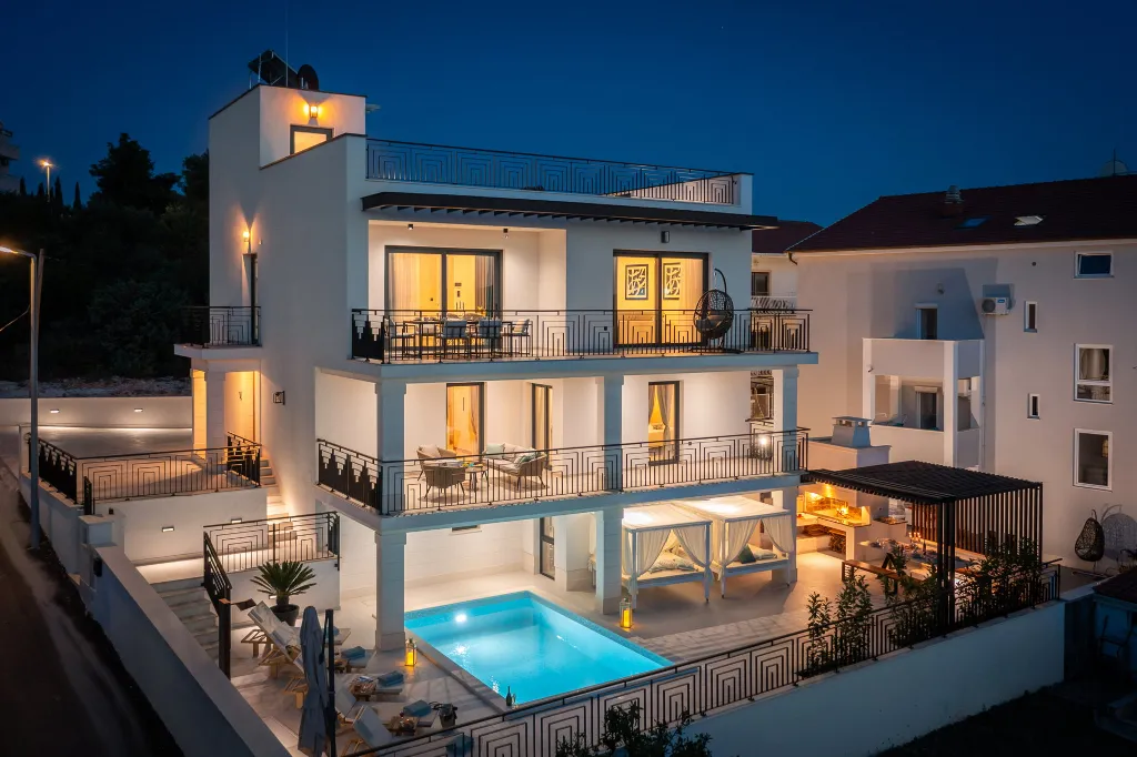 Contemporary Villa with Pool in Okrug Gornji