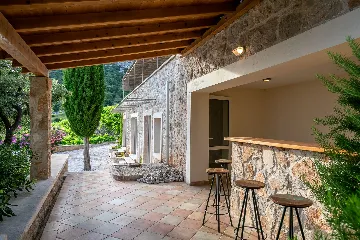 Spacious Hillside Villa with Pool in Potomje