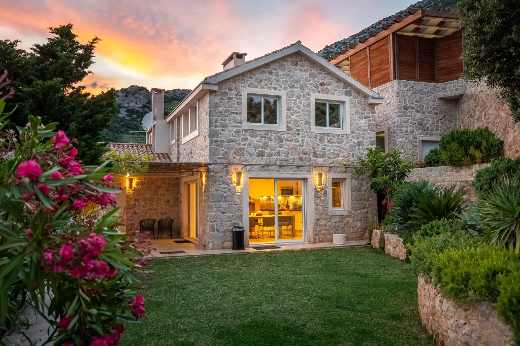 Spacious Hillside Villa with Pool in Potomje