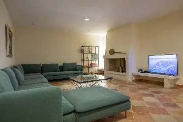 Spacious Hillside Villa with Pool in Potomje