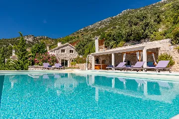 Spacious Hillside Villa with Pool in Potomje